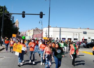 Estudiantes de la UDLAP bloquean Bulevar 5 de Mayo