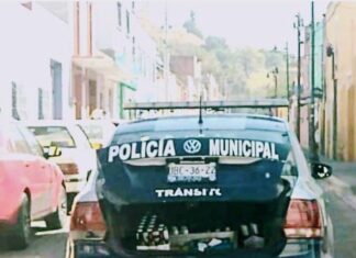 Policías de San Pedro Cholula usan patrulla para acarrear cervezas