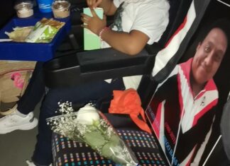 Mujer lleva foto de su esposo fallecido al estreno de Spider-man