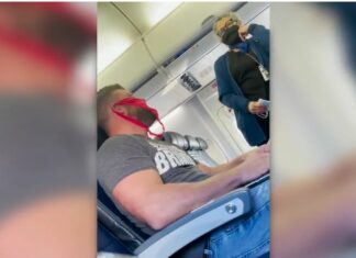 Pasajero usa una tanga como cubrebocas en un avión