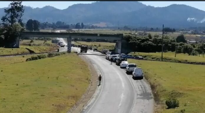Autopista Tlaxco-Tejocotal se mantiene bloqueada por tercer día