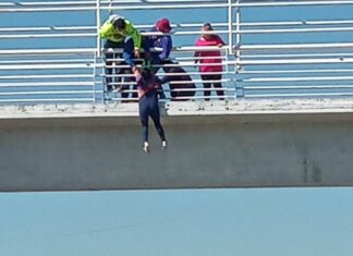 Mujer intenta saltar de puente peatonal en Tlaxcala