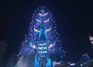 Así se iluminó el Burj Khalifa para recibir el 2022