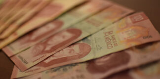 ¿En qué gastarán su aguinaldo los mexicanos? El Termómetro Laboral de OCCMundial señala que 42% de los encuestados ahorrarán o invertirán su aguinaldo.