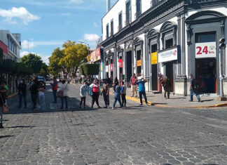 Ambulantes de Tehuacán exigen permisos por navidad ambulantes