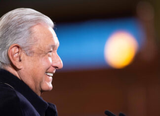 AMLO celebra fallo de SCJN sobre revocación de mandato AMLO planteó que -si los consejeros se niegan- se convoque a una decena de encuestadoras para que hagan la misma pregunta