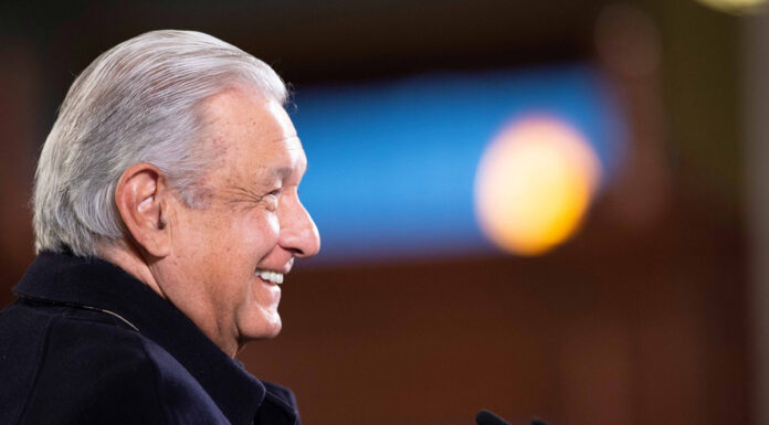 AMLO celebra fallo de SCJN sobre revocación de mandato AMLO planteó que -si los consejeros se niegan- se convoque a una decena de encuestadoras para que hagan la misma pregunta