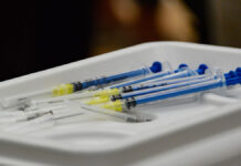 Descartan por ahora refuerzo anticovid para personal médico La población objetivo para el refuerzo son los adultos mayores., recalcó Salud. // Foto: Es Imagen
