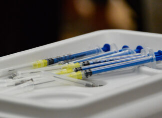 Descartan por ahora refuerzo anticovid para personal médico La población objetivo para el refuerzo son los adultos mayores., recalcó Salud. // Foto: Es Imagen