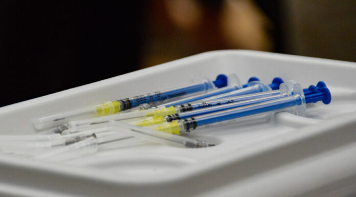 Descartan por ahora refuerzo anticovid para personal médico La población objetivo para el refuerzo son los adultos mayores., recalcó Salud. // Foto: Es Imagen