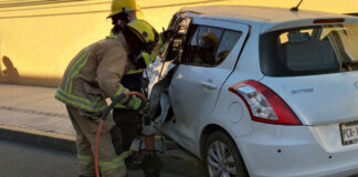 Quedan atrapados en su auto tras chocar con un microbús auto prensados choque