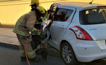 Quedan atrapados en su auto tras chocar con un microbús auto prensados choque