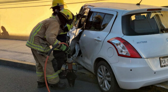 Quedan atrapados en su auto tras chocar con un microbús auto prensados choque