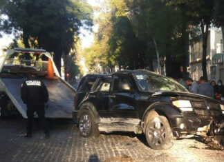 Camioneta vuelca en Av. Juárez, deja dos lesionados El impacto causó la volcadura de la camioneta.