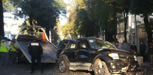 El impacto causó la volcadura de la camioneta.