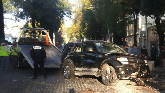 El impacto causó la volcadura de la camioneta.