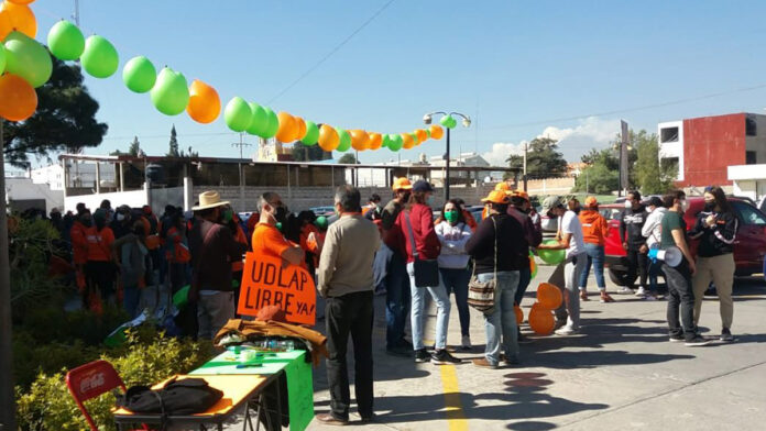 campus-udlap Alumnos arribaron con cacerolas al campus UDLAP.