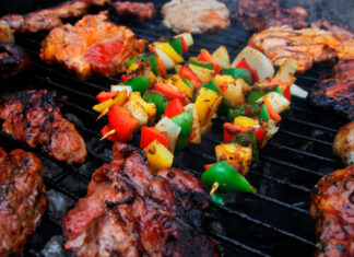 Santa deja carbón a niño y lo usará para carnita asada carbón carne asada