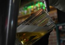 Compra 30 cartones de cerveza y lo estafan con agua con jabón cerveza