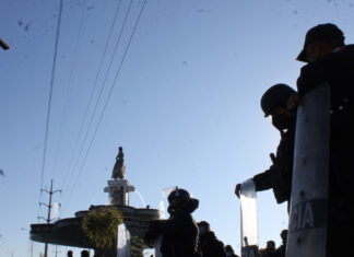 Choferes de Uber y DiDi se enfrentan con policías en Puebla En el lugar, decenas de uniformados tratan de contener la manifestación de choferes que protestan por el tope a las tarifas. Foto: Es Imagen