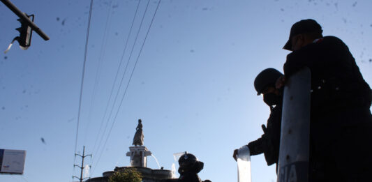 En el lugar, decenas de uniformados tratan de contener la manifestación de choferes que protestan por el tope a las tarifas. Foto: Es Imagen