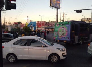 ¡Atención! Choferes de Uber y DiDi bloquean Puebla Un grupo de choferes se concentró sobre Diagonal Defensores de la República. Foto: Especial