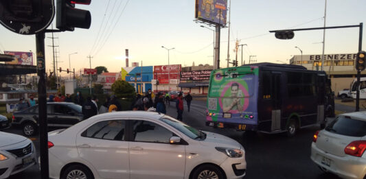 Un grupo de choferes se concentró sobre Diagonal Defensores de la República. Foto: Especial