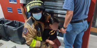 Rescatan a 3 personas de elevador en Centro Histórico elevador