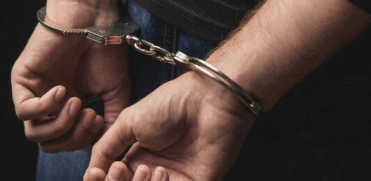Dos policías fueron encarcelados tras ser vinculados a proceso por el delito de evasión de reo.