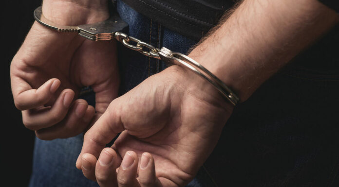 Recapturan a reo que se fugó esposado del C5 Dos policías fueron encarcelados tras ser vinculados a proceso por el delito de evasión de reo.