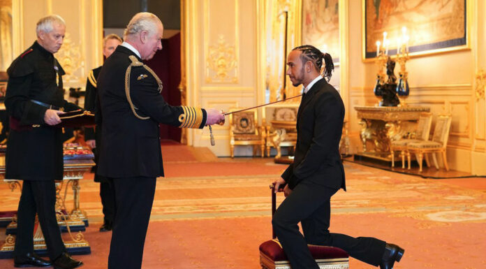 Lewis Hamilton recibe el título de “caballero” hamilton