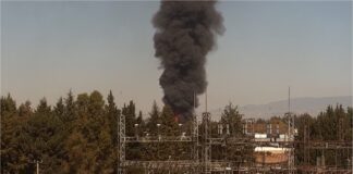 Fuerte incendio consume fábrica en Estado de México