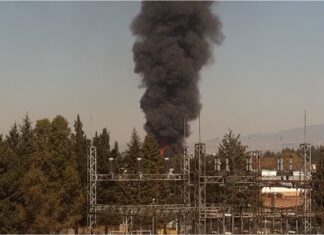 Fuerte incendio consume fábrica en Estado de México