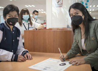 Lilia Cedillo firma y entrega sus primeros títulos BUAP