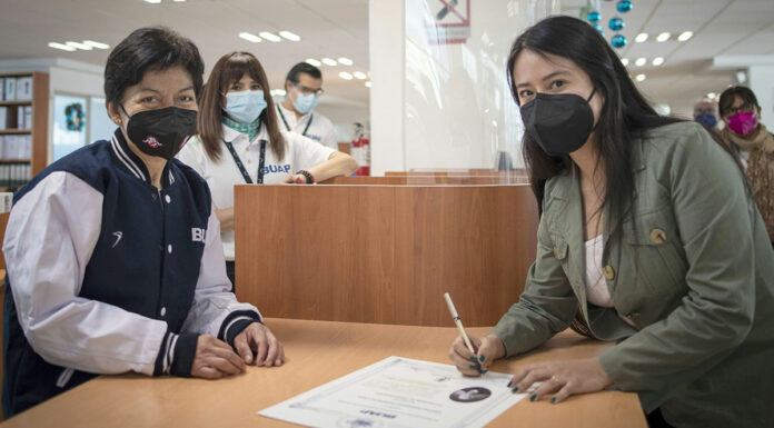 Lilia Cedillo firma y entrega sus primeros títulos BUAP