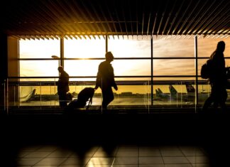 Estados Unidos levantará restricciones a viajeros de África