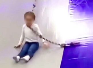 ¡OMG! Niña de 3 años sufre accidente en resbaladilla niña