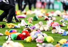 Llueven peluches en el Estadio Benito Villamarín peluches