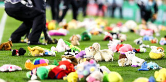 Llueven peluches en el Estadio Benito Villamarín peluches