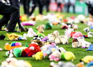 Llueven peluches en el Estadio Benito Villamarín peluches