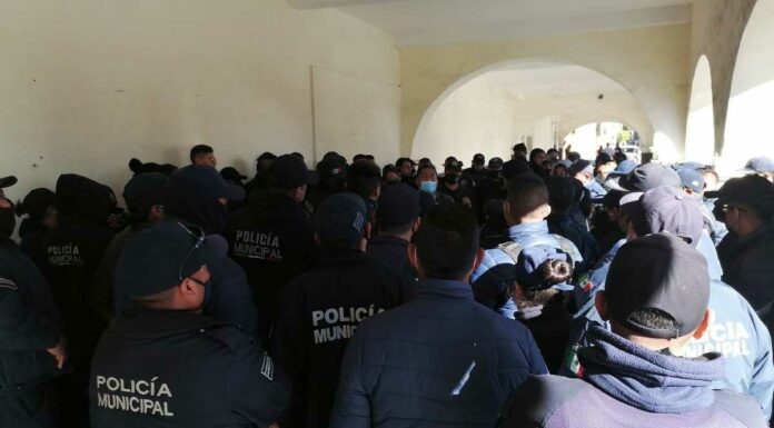 Policías de Huejotzingo protestan por falta de quincenas y aguinaldo policías