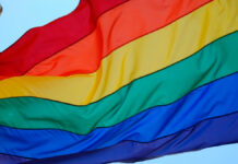 Six Flags discrimina a una pareja gay por besarse