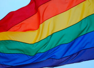 Six Flags discrimina a una pareja gay por besarse