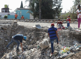Aceptan reubicación 15 de 31 familias de Xochimehuacan Su reubicación se debe a que sus viviendas estaban en zonas de riesgo por el paso de ductos de Pemex en San Pablo Xochimehuacan.