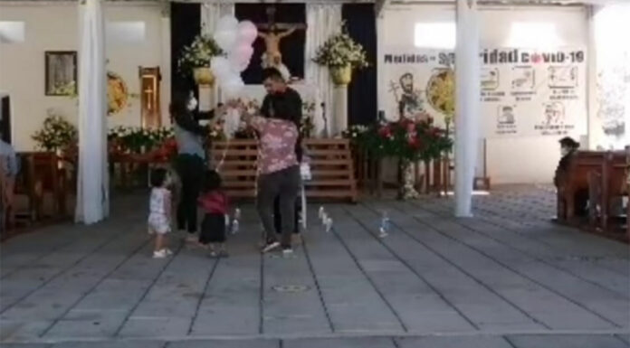 Dan último adiós a madre y bebé asesinados en Epatlán sepelio mujer en Epatlán