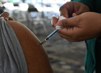 Maestros de cinco estados recibirán refuerzo esta semana maestros vacuna