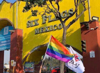 Six Flags se disculpa por discriminación a pareja gay La comunidad LGBT de la Ciudad de México se dio cita en Six Flags para protestar contra la discriminación con un besotón. Foto: Twitter