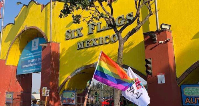 six-flags La comunidad LGBT de la Ciudad de México se dio cita en Six Flags para protestar contra la discriminación con un besotón. Foto: Twitter