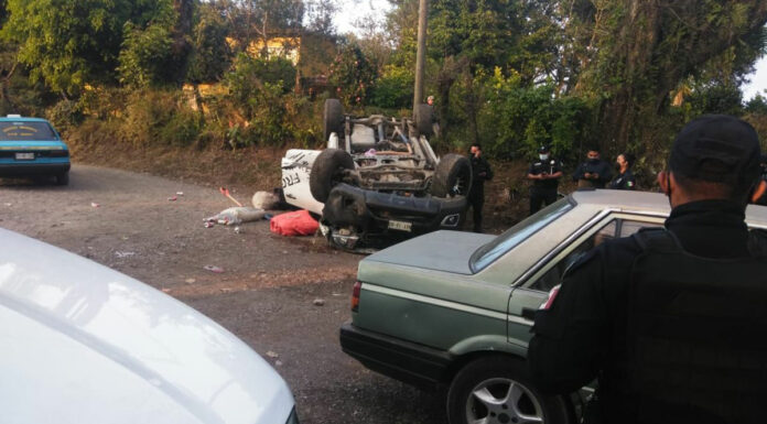 Sujeto vuelca su camioneta; escapaba de otro accidente