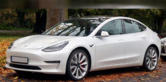 Investigan a Tesla por fomentar uso de videojuegos al volante Tesla Model 3